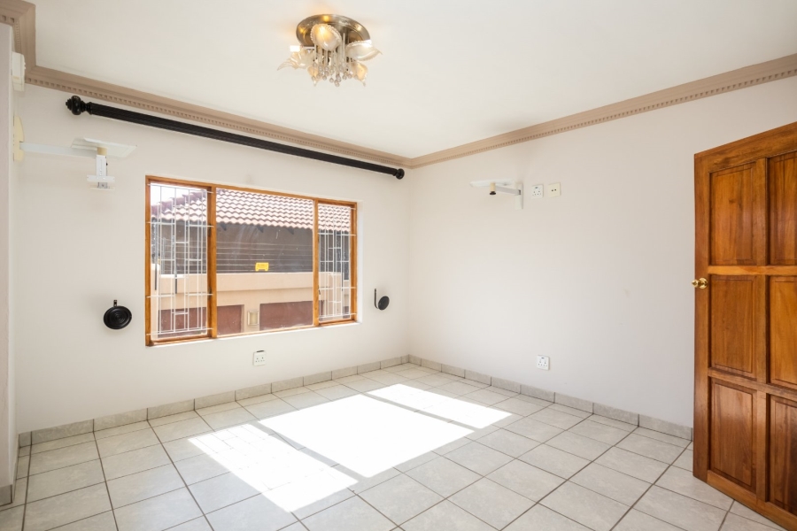 5 Bedroom Property for Sale in Birdwood Estate North West